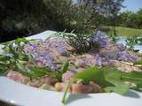Tartare de veau, pignons de pin à la fleur de romarin