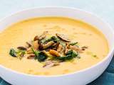 Soupe au maïs et son topping de champignons et pousses d’épinards (vegan)