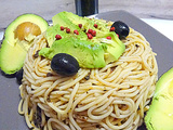 Spaghettis en sauce tomate/olives/avocats