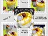 Verrines aux yaourts avec des litchis, des fruits de la passion et de la poudre de maca sur fond d'oréo