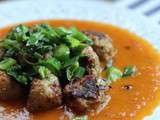 Boulettes de viande, jeunes oignons & tomates noires de Crimée