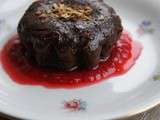 Fondant de chocolat noir, amandes grillées & coulis de framboise