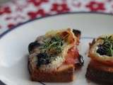 Toasts fromage de brebis - coppa & myrtilles