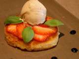 Carpaccio de fraises sur son pain perdu brioché, glace au vinaigre balsamique