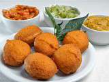 D’acarajé, le beignet à pâte de haricot, farci à la vatapa de crevettes (Brésil)