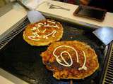 D'okonomiyaki au chou, champignons, carottes, épinards entre pancake et pizza (Japon)