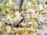 Salade aux pommes de terre, harengs, oeufs durs, olives, pommes (Hongrie)