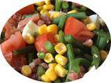 Salade composée aux haricots verts, fromage, tomates, carottes, maïs, sauce crème