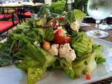 Salade verte aux saucisses de dinde, tomates, fromage, pois chiche (Algérie, Magrheb)