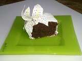 Gâteau au chocolat coiffé d'une fleur