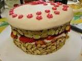 Gâteau parfumé à l'orange, garni de fraises et de crème pâtissière