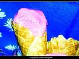 Glace à la fraise en cone surprise