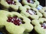 Sablés au thé matcha, fourrés à la confiture de framboises et de grenade