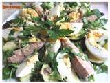 Salade aux jeunes pousses, maquereaux, oeufs et courgettes