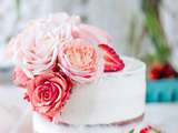 Semi naked cake aux fraises et fleurs fraiches