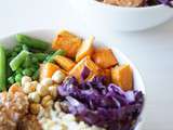 Buddha bowl n°2 : saumon mariné, patates douces, légumes verts et mélange de céréales