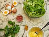 Salade aux oeufs durs, mayonnaise au curry, chips de bacon et herbes fraîches