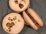 Macarons au foie gras poché au vin rouge et coulis de poire gélifié