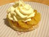 Biscuit coco et ananas rôti, émulsion fruit de la passion, parfum de citron vert