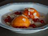 Pêches pochées aux groseilles & amandes effilées