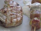 Côtes de porc, oignons nouveaux cuites sur plancha