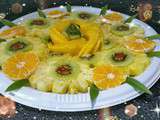 Plateau de fruits frais ananas kiwis mangue et clémentines