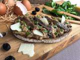 Oeufs brouillés aux olives noires, anchois et parmesan
