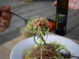 Spaghettis de courgette, sauce aux tomates fraîches et crumesan aux graines de chanvre