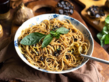 Spaghetti à l’ail noir, sésame et basilic thaï