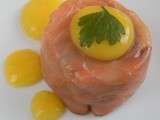 Charlotte de saumon & avocat, sauce à la mangue