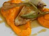 Poulet en deux cuissons, pulpe de carottes, oignons grillés et jus tranché