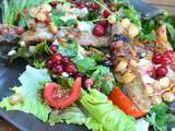 Salade d'été aux aiguillettes de canard et groseilles multicolores
