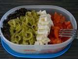 Salade de pâtes, tomates, mozzarella et olives