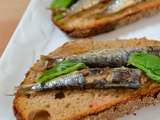 Pain frotté à l'ail et à la tomates, sardinettes à l'huile d'olive