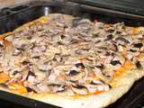 Pizza avec les restes : jambon, fromage et champignons de Paris