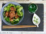 Boulettes de poulet, shitakés et wasabi et sa petite salade