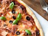 Pizza pesto rosso, prosciutto & olives