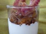 Verrine de crème de reblochon, oignons caramélisés et chips de jambon de pays