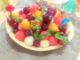Salade originale aux fruits d'été et à l'eau de fleur d'oranger/ billes de melon et pastèque fraise cerise peche