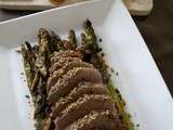 Magret de canard au miel, sésame et romarin sur son lit d'asperges rôties à l'ail et à l'huile d'olive
