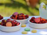 Crumbles minute aux fraises et aux framboises, miettes de macarons et sucre de fleurs
