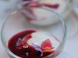 Petites crèmes à la rose et à la framboise, fleurs fraîches (sans caséine de lait)