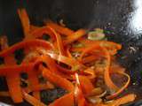 Émincés de poulet et carottes au wok sur du boulgour au curry