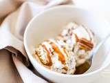 Crème glacée coco-vanille, éclats de noix de pécan et caramel végétal à la fleur de sel (Vegan & ig bas)