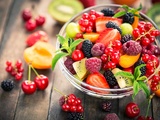Envie de garder la ligne cet été ? Découvrez les délicieux fruits d’été les moins sucrés et les moins caloriques pour une fraîcheur légère et saine