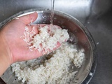 Secret révélé : La véritable raison pour laquelle vous devriez toujours laver votre riz avant la cuisson ! Ne faites plus d’erreurs en cuisine