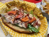 Lobster roll bacon et sriracha