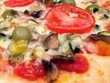 Pizza aux olives, champignons, courgettes, ail, oignon, fromage mozzarella et romano