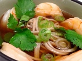 Soupe aux crevettes, nouilles soba, soya et coriandre fraîche