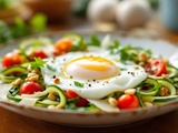 Savoureuse salade de courgette et son œuf poché
